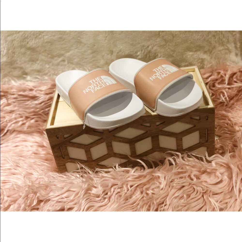 North face woman base camp slide .